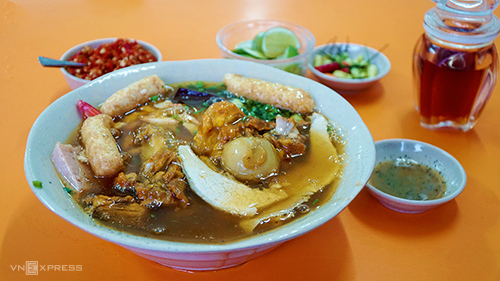 Ba quán bánh canh cua đông khách