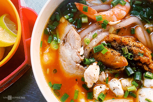 Tô đầy đủ có giá 60.000 đồng. Ảnh: Di Vỹ.