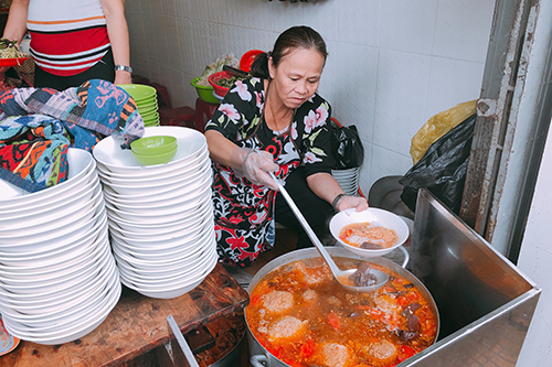 Quán mở từ 2h chiều và đóng lúc 8h tối, thường kín chỗ tầm 4 - 5h chiều. Ảnh: Lê Nam.