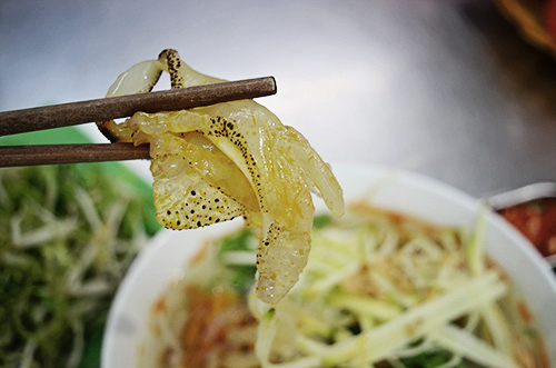 Giá tô bún sứa trung bình 30.000 đồng. Ảnh: Di Vỹ.