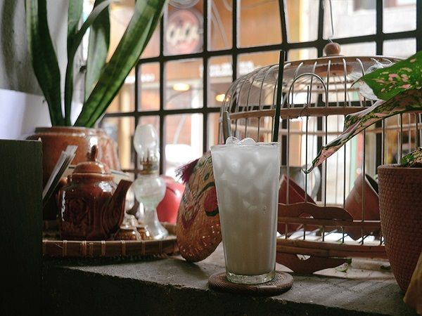 Điều đặc biệt khiến quán càng hút khách là thực đơn với những món nước truyền thống như cà phê, chanh muối, sắn dây, xí muội, chanh sả gừng, các loại nước ngọt… Mỗi món có giá khoảng 30.000 đồng.