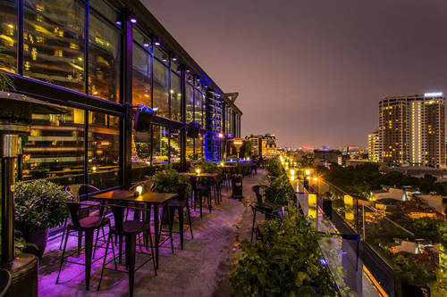 Không gian ngoài trời lộng gió tại Terrace cafe, một quán cà phê đẹp ở Hà Nội