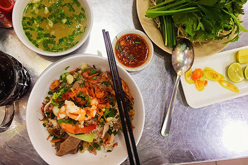 Hủ tiếu khô Nhân Quán kèm chén nước chấm đặc biệt
