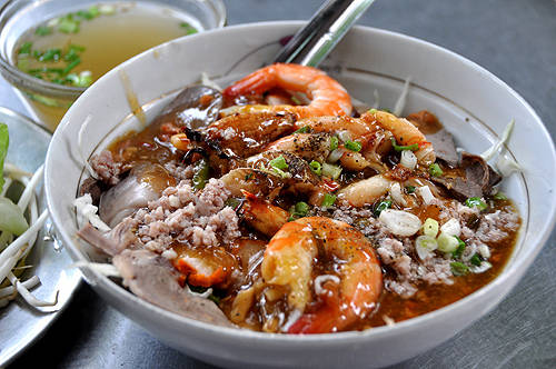 Tô hủ tiếu khô với món nước sốt gia truyền. Ảnh: Mr. True.