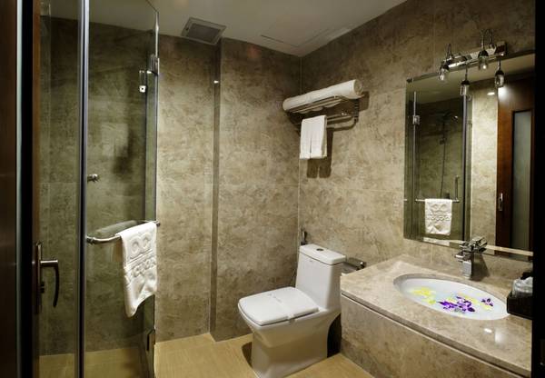 Phòng Deluxe có diện tích 27m<sup>2</sup>, phòng 1 hoặc 2 giường, trang thiết bị hiện đại, buồng tắm sang trọng, gường ngủ và bàn làm việc được thiết kế hiện đại, đẹp mắt, hướng nhìn ra biển xanh mênh mông tạo cho bạn hưng phấn mới khi làm việc cũng như nghỉ dưỡng.