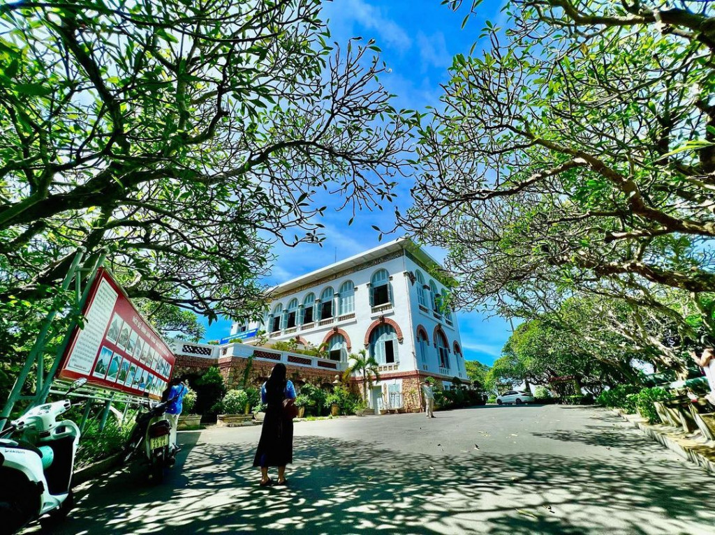 Bên ngoài Bạch Dinh. Ảnh: @tamnguyendecor
