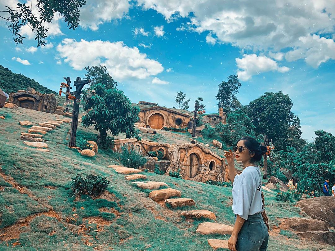 Du khách trải nghiệm dịch vụ tại Bạch Mã Village Huế