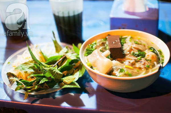 Nước dùng bún bò Huế phố Bạch Mai