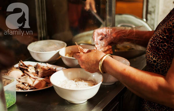 Quán bún bò Huế đông khách phố Bạch Mai