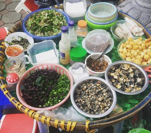 Bún ốc tóp mỡ tại phố Bạch Mai Hà Nội