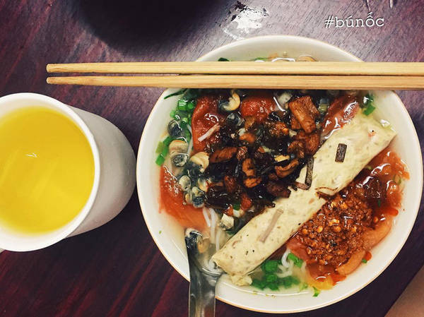 Tóp mỡ giòn trong bún ốc phố Bạch Mai