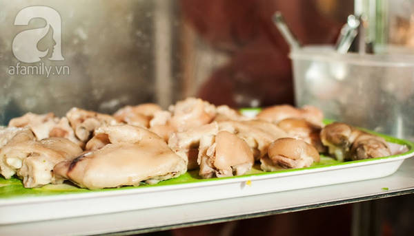 Tô bún bò Huế đầy đặn tại Bạch Mai