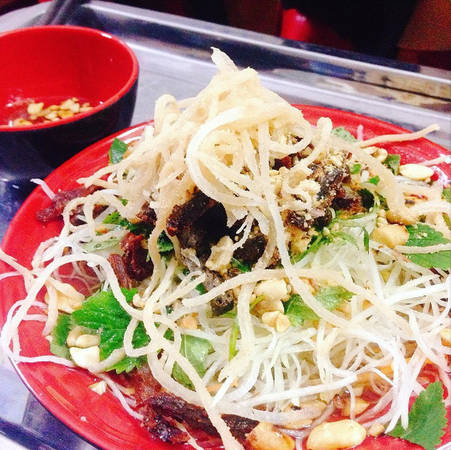 bach-mai-con-pho-thien-duong-cho-hoi-thich-qua-chieu-me-an-dem-ha-noi-ivivu-13