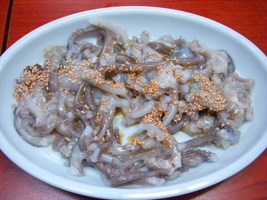 Bạch tuộc Sannakji là món ăn sống thách thức thực khách tại Hàn Quốc