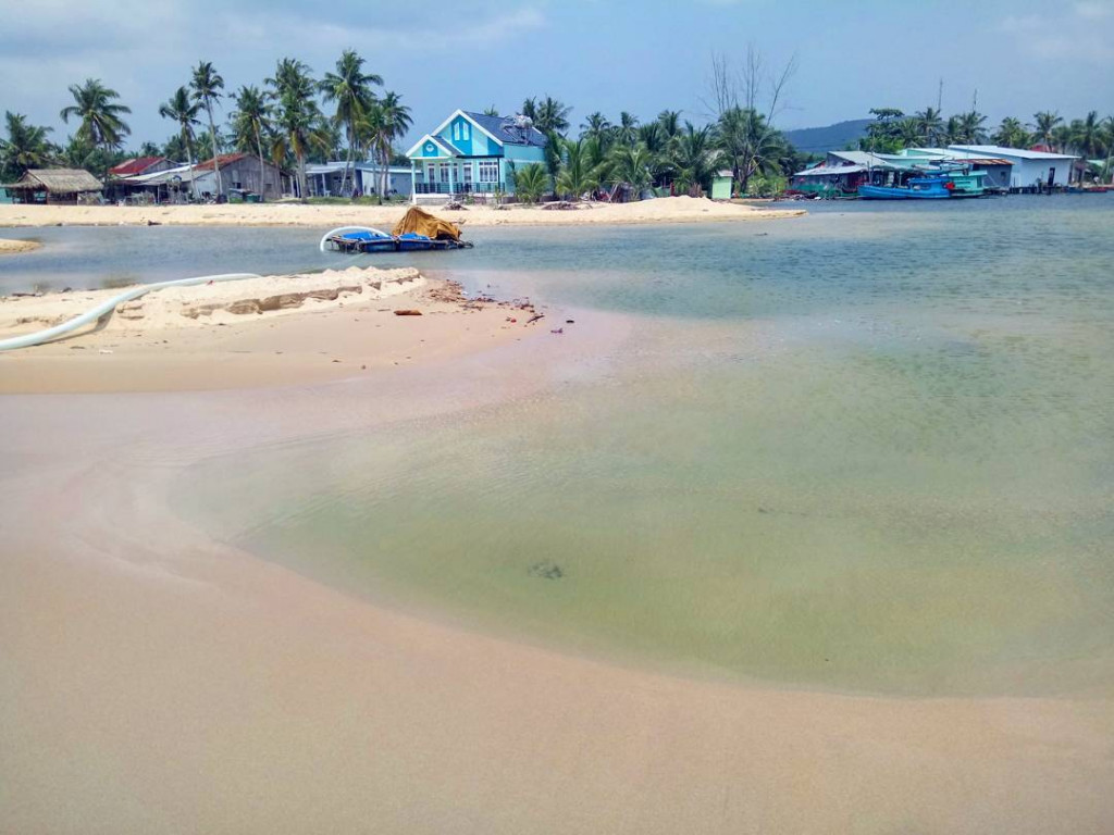 Bãi Cửa Cạn bãi biển đẹp Phú Quốc view núi