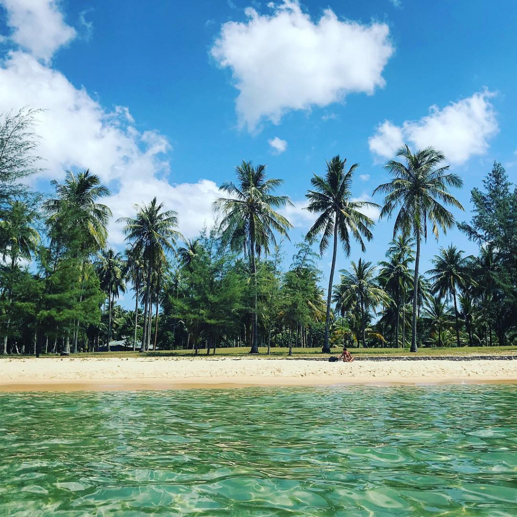 Bãi Ông Lang bãi biển đẹp Phú Quốc view thuyền