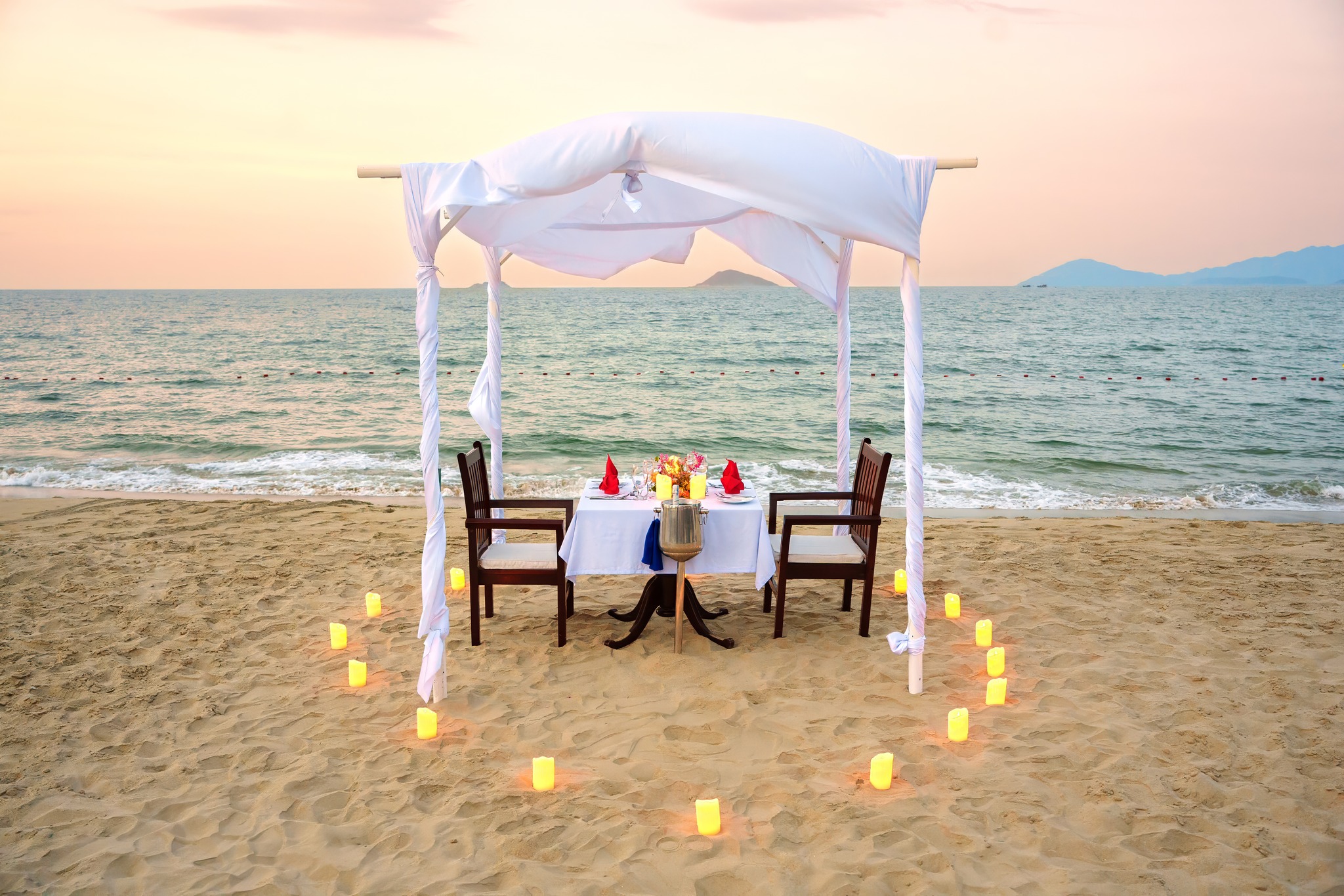 Không gian lãng mạn của bữa tối riêng tư bên bờ biển
