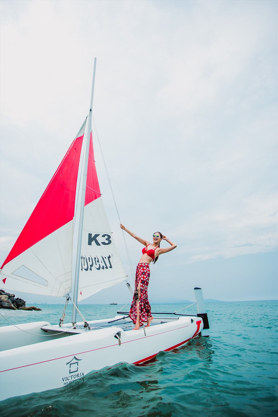 Du khách trên thuyền buồm Catamaran