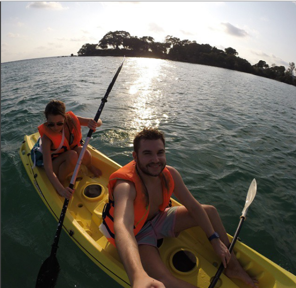 Thuyền kayak từ bãi biển Vũng Bầu ra hòn Móng Tay
