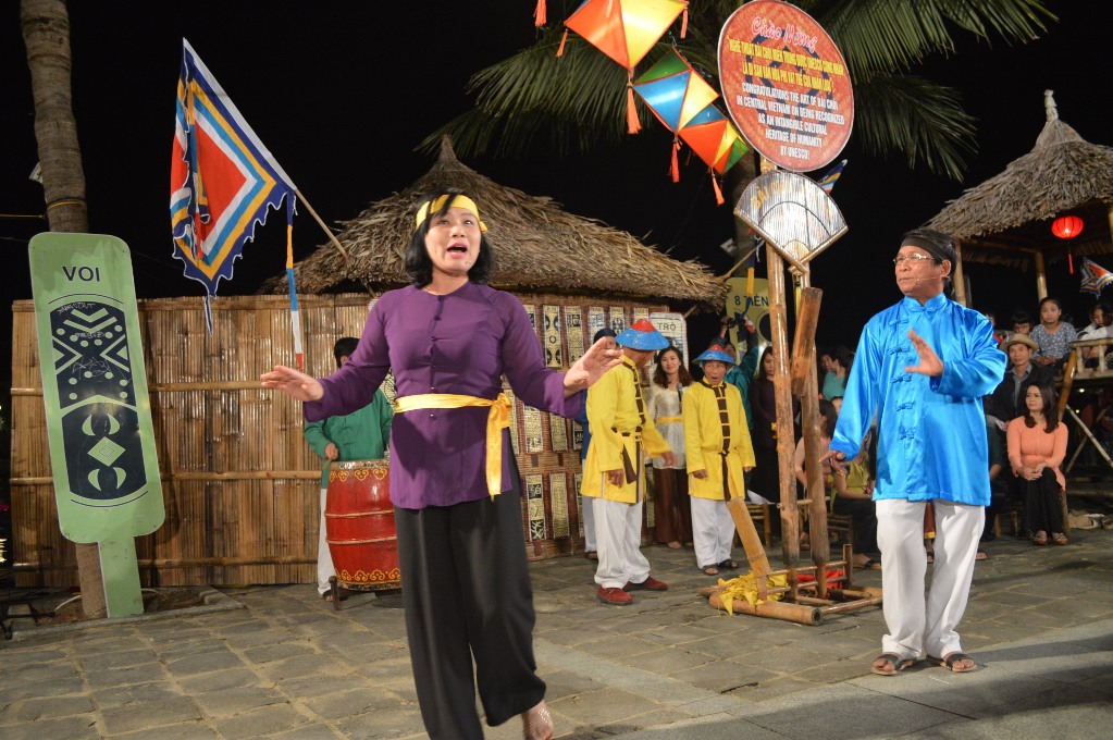 Du khách tham gia bài chòi Hội An