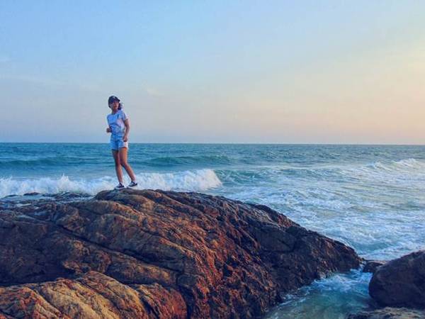 Nước biển trong xanh tại Bãi đá Ông Địa