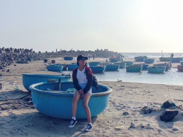 Thuyền thúng của dân chài tại Bãi đá Ông Địa