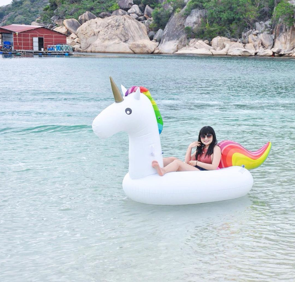 Nước biển trong vắt ở Bãi Nhà Cũ