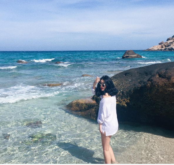 Khách du lịch tắm biển Bãi Nồm