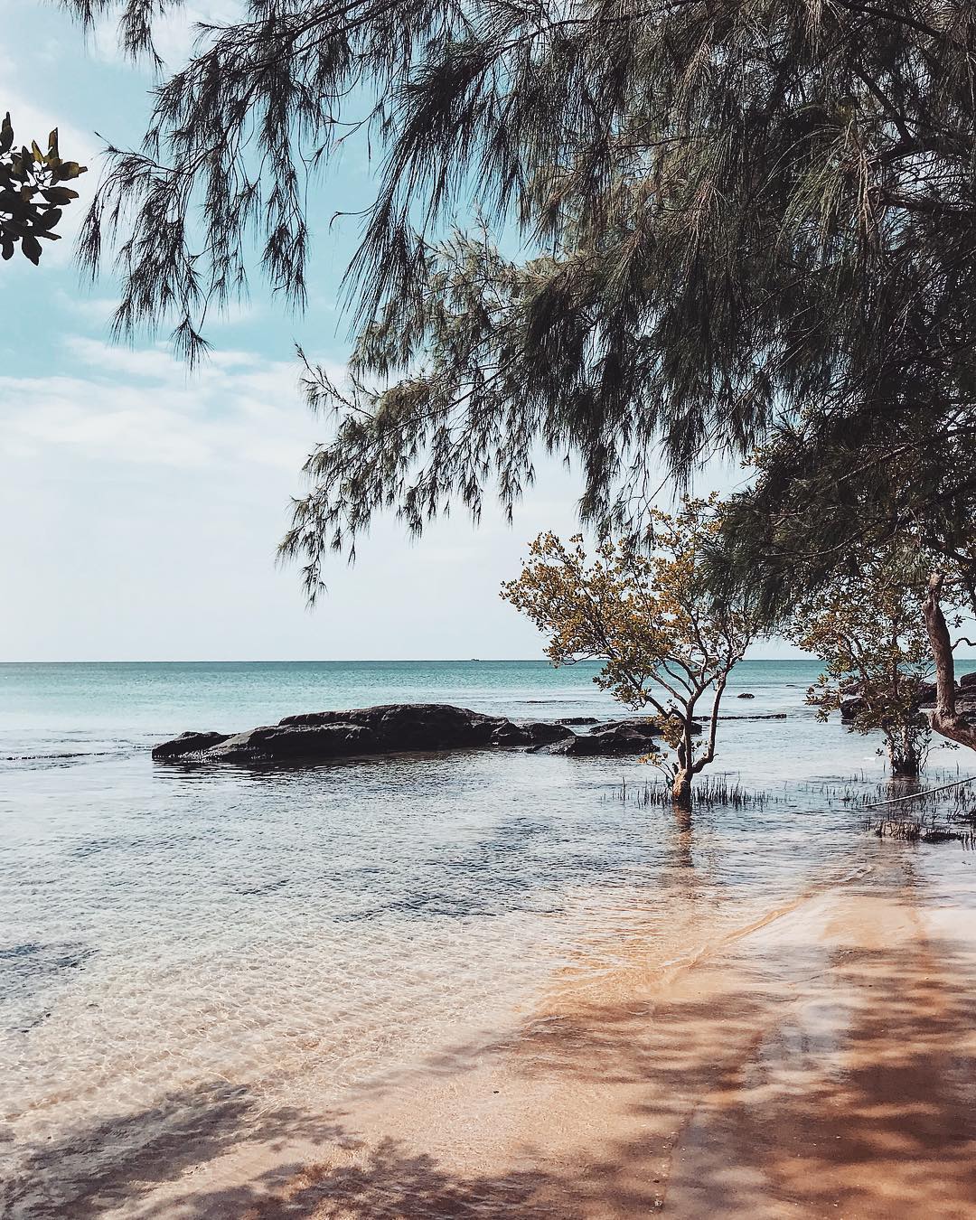 Khung cảnh yên bình tại bãi Ông Lang