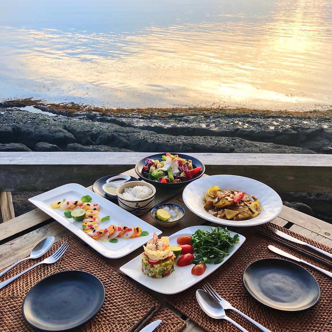 On The Rocks Restaurant view biển bãi Ông Lang