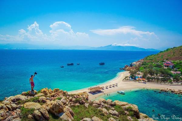 Vẻ đẹp kỳ diệu của bãi tắm đôi đảo Yến một bên nóng một bên lạnh