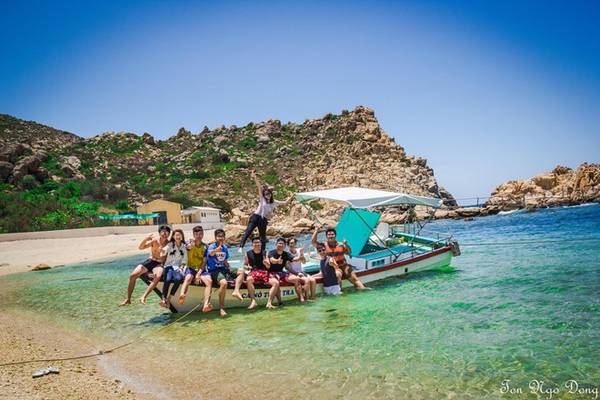 Vui chơi cùng bạn bè tại bãi tắm đôi đảo Yến Nha Trang
