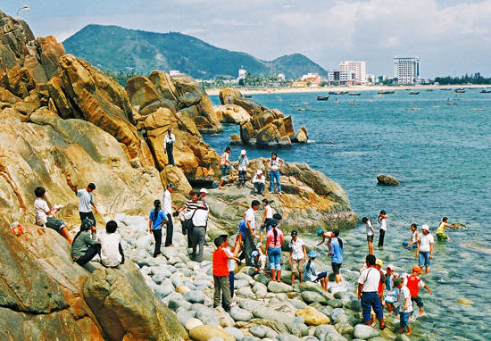 Bãi tắm Hoàng Hậu - bãi đá đẹp Việt Nam