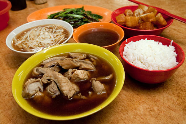 Bak Kut Teh Singapore - Món ăn có nguồn gốc từ Trung Quốc được biến tấu hợp khẩu vị người Singapore. Ảnh: VKeong