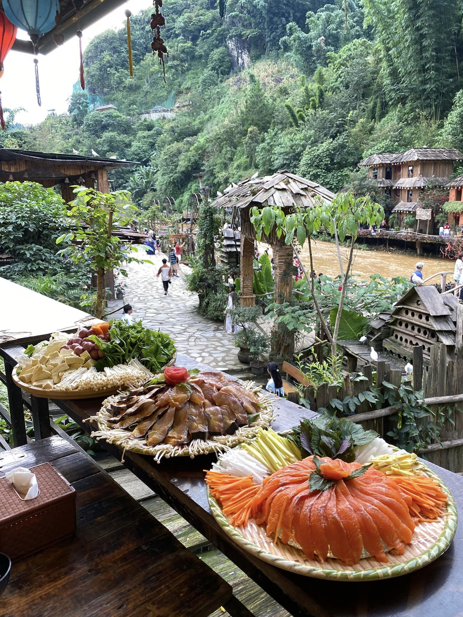 Thưởng thức ẩm thực và chiêm ngưỡng bản làng
