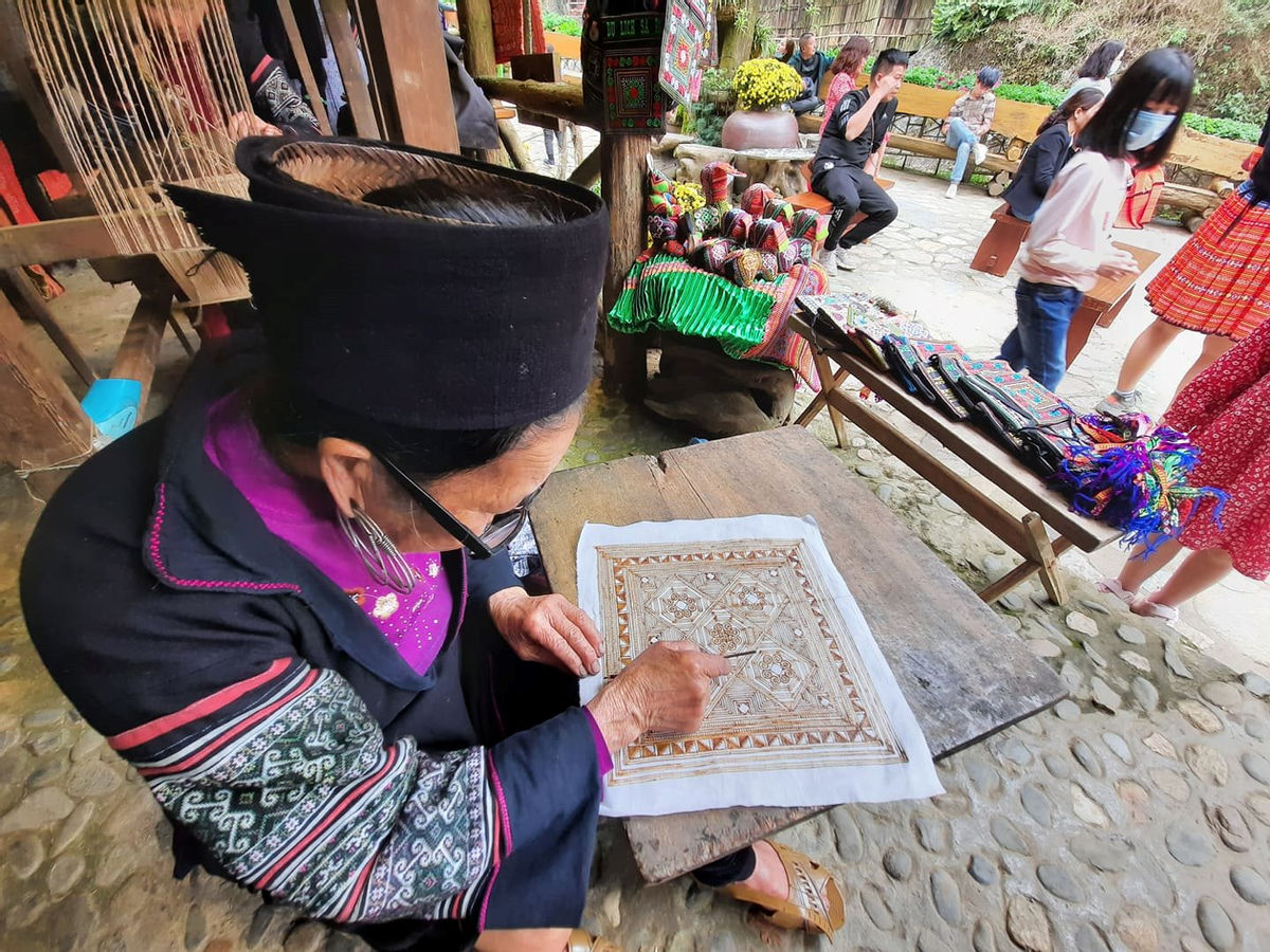 Nghề vẽ sáp ong tại bản Cát Cát