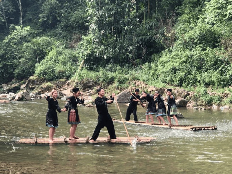 Hoạt động chèo thuyền trên suối tại bản Cát Cát