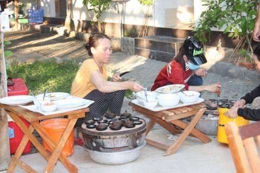Buổi sáng, còn gì thú vị hơn là được ngồi bên khuôn bánh căn của người bản địa, hít hà mùi bánh thơm lừng bên hơi ấm tỏa ra từ than hồng. (Nguồn: Internet)