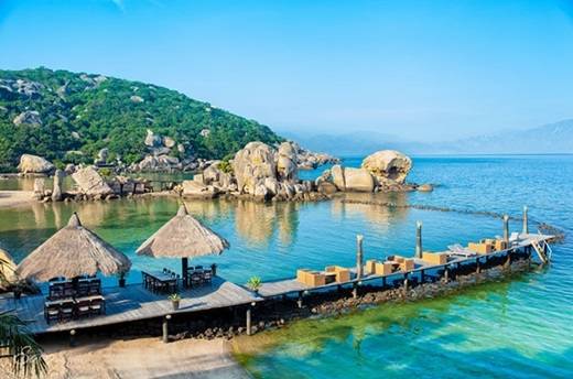 Một điểm hấp dẫn nữa của Bình Lập đó là lối kiến trúc của những khu resort không khác gì Maldives. Phần cầu cảng bằng gỗ dẫn ra biển tạo nên khung cảnh nên thơ và cảm giác lãng mạn cho du khách khi đi dạo hay ngồi ngắm biển. (Nguồn: Internet)