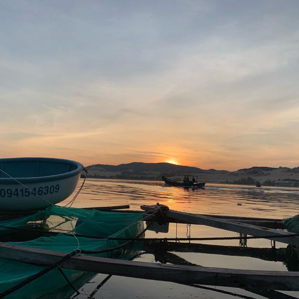 Bình minh Đầm Môn. Ảnh: @ nhamngo