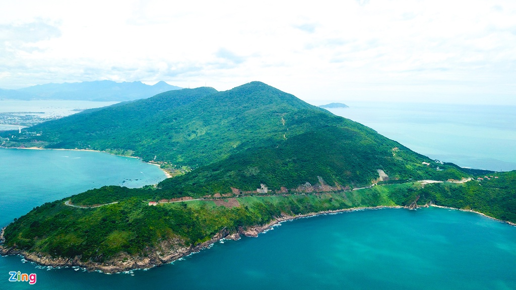 Cảnh quan thiên nhiên hùng vĩ, kết hợp hài hòa giữa núi, rừng, biển cả, tạo nên sức hút cho bán đảo Sơn Trà (quận Sơn Trà, Đà Nẵng). Cách trung tâm thành phố khoảng 7 km, đây là địa điểm lý tưởng để nghỉ dưỡng, tổ chức các hoạt động vui chơi, dã ngoại, khám phá vẻ đẹp của thiên nhiên. Ảnh: Đoàn Nguyên.