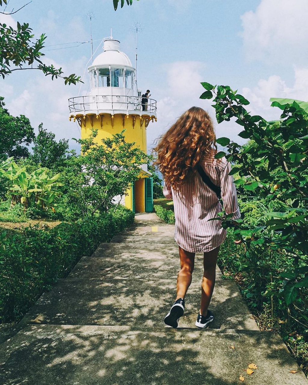 Thấp hơn đỉnh Bàn Cờ, cung đường check-in dễ dàng, Hải Đăng Tiên Sa là địa điểm được giới trẻ Đà thành yêu thích. Nằm trên độ cao 223 m so với mực nước biển, công trình mang đậm phong cách Pháp, giúp bạn có ảnh check-in cổ điển. Khi đứng ở đài quan sát trên cao, bạn có thể ngắm nhìn bức tranh thiên nhiên với nhiều gam màu sống động. Đó là sắc trắng của mây, xanh ngọc của biển cả, vàng nhạt của bãi cát trải dài bên dưới.. Ảnh: Dari_bradshow, 998.tuha.