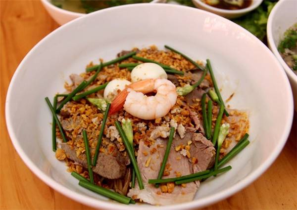Hủ tiếu nam vang khô ăn vặt quận 11 nhiều thịt và lòng