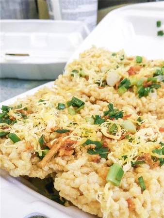 Làm sao quên được miếng cơm cháy thật to, còn nóng hổi, thơm nức mùi hành mỡ và nước mắm? Cơm cháy chà bông quận 11 làm biết bao người nhớ nhung bởi nước mắm sệt sệt có vị hơi ngọt, mỡ hành béo béo cùng chà bông mằn mặn, cắn một miếng thôi là không muốn ngừng lại. (Ảnh: Internet)