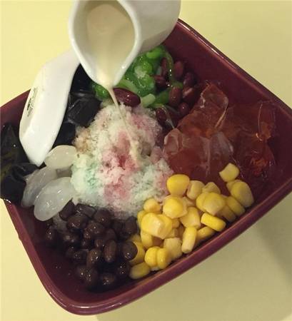 Tên chè hơi lạ, công thức cũng… lạ luôn. Một phần chè chendol gồm có đậu đỏ, đậu đen, bánh lọt, bắp, cao quy linh, rau câu, thốt nốt, siro bạc hà, siro dâu và sữa. Thành phần có vẻ... không liên quan nhau nhưng có công dụng giải nhiệt khá tốt. (Ảnh: Internet)