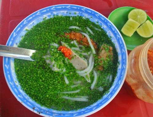 Bánh canh hẹ đặc trưng có mùi vị rất đặc biệt và sắc xanh đẹp mắt. Ảnh: Tung Xich Lo