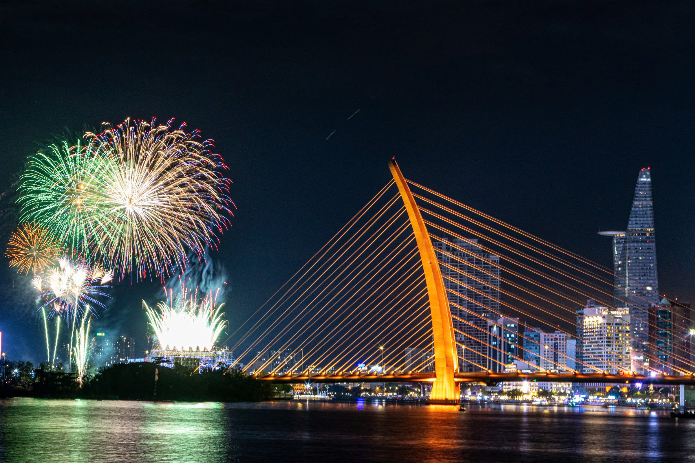 Bắn pháo hoa 30/4 tại TP.HCM