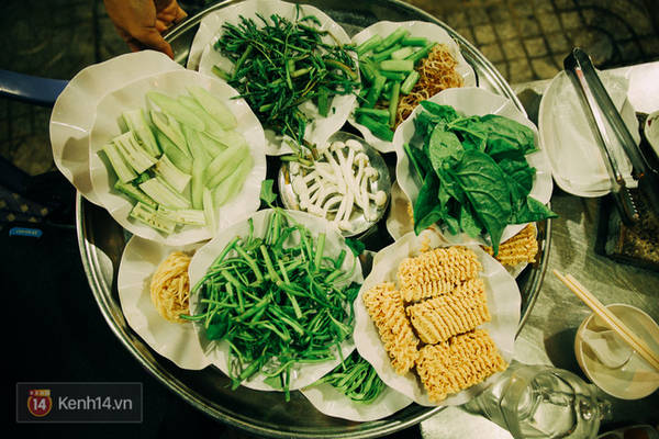 Mâm cuối cùng xanh mướt với hàng chục loại rau, nấm,...