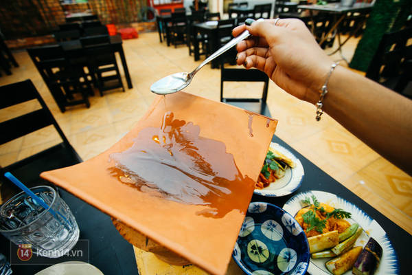 Tấm ngói này sẽ thay thế cho tấm vỉ nướng dễ bị cháy và ám mùi khi xưa nhé.