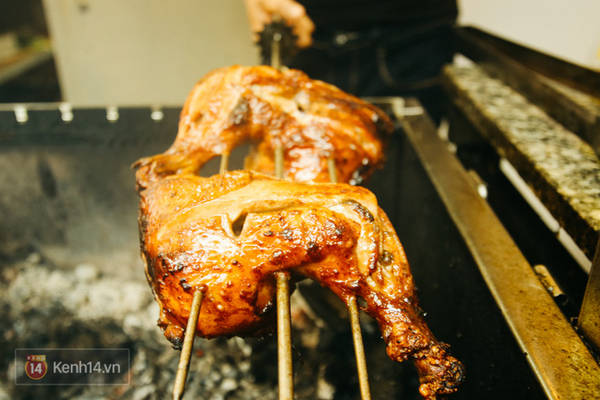 Ngay sau đó bạn có thể chọn cho mình bất kỳ một chiếc bàn và ngồi đó thưởng thức món ăn nóng hổi của mình.